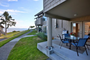 Beachfront Condo - Mutiny Bay by AvantStay Views